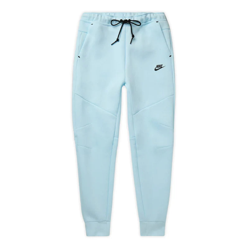 Hellblauer Trainingsanzug